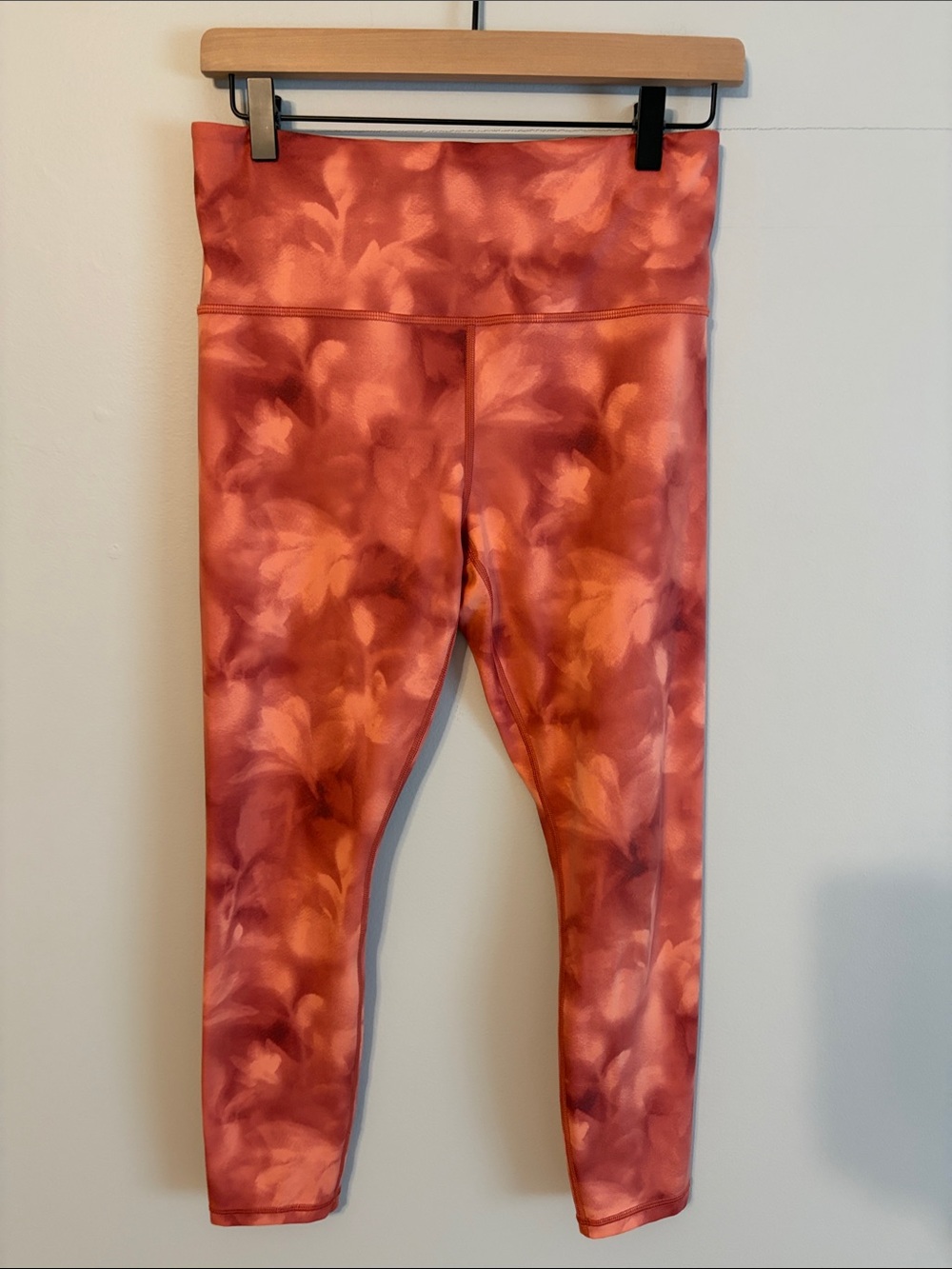 Athleta Coral/rust Floral High-Waist Leggings. Med. 💯 polyester. Key pocket.